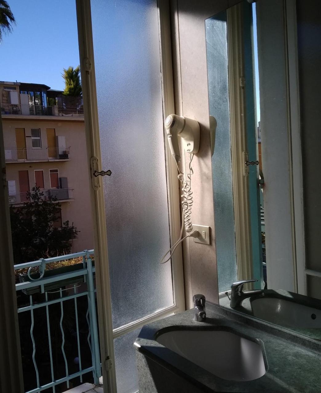 Hotel Lucciola Бордигера Экстерьер фото