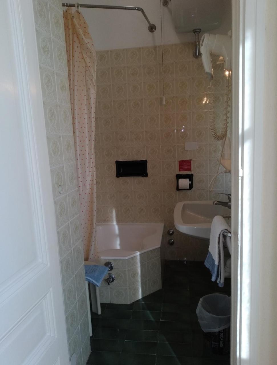 Hotel Lucciola Бордигера Экстерьер фото