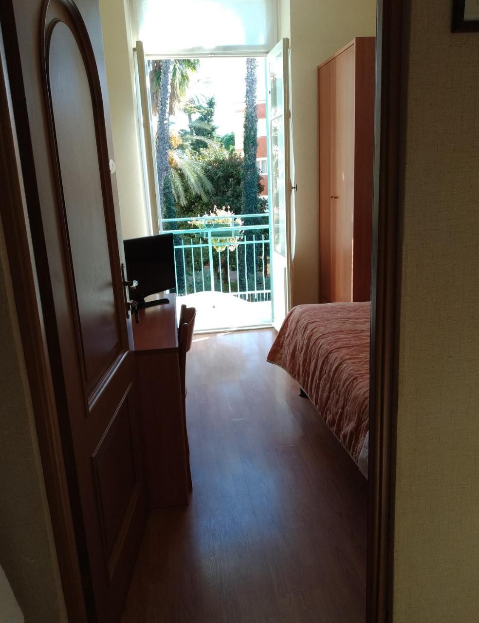 Hotel Lucciola Бордигера Экстерьер фото